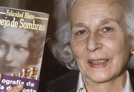 Felicidad Blanc con su libro 'Espejo de sombras'.